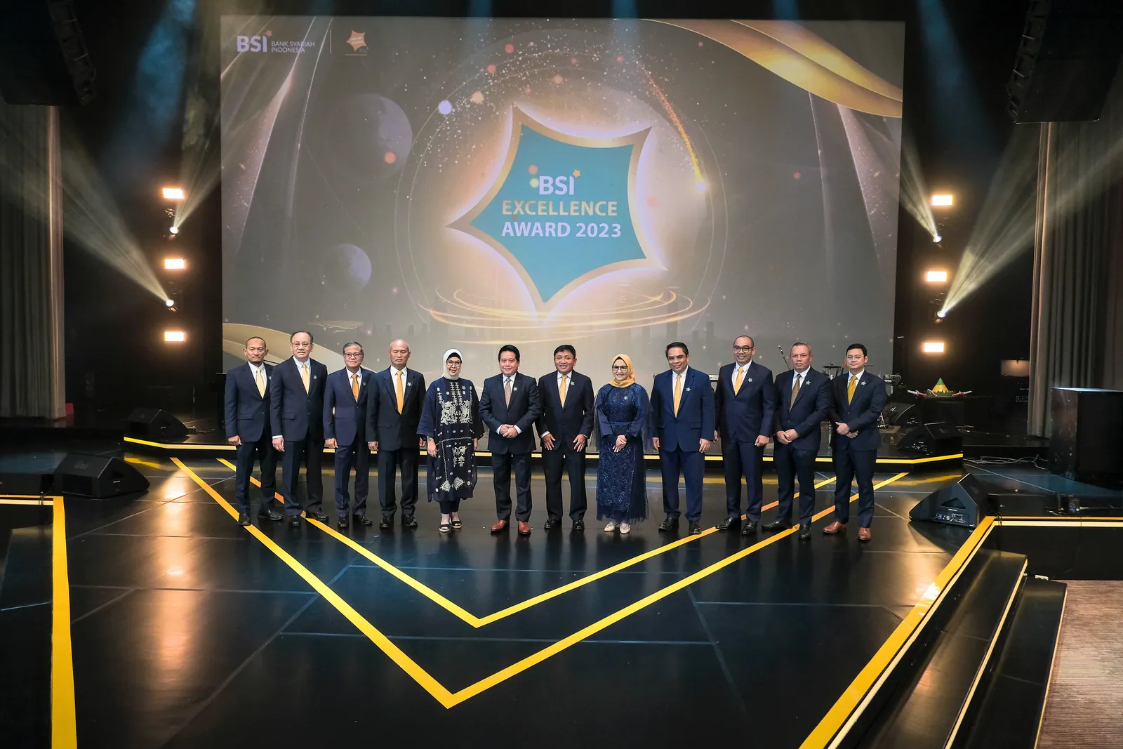 Foto bersama di panggung BSI Excellence Award