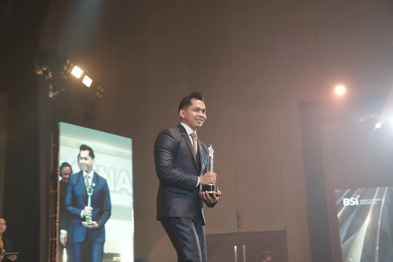Penerima trofi BSI Excellence Award