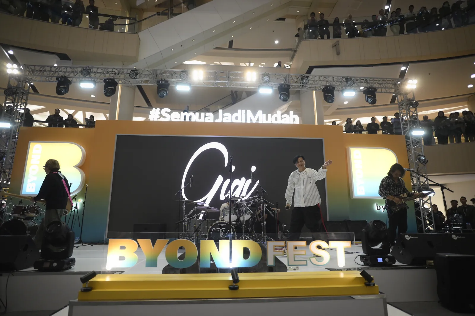 Panggung musik BYOND Fest di pusat perbelanjaan