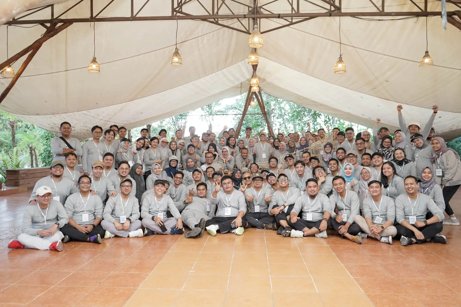 Foto bersama karyawan InJourney Airports di tenda corporate bonding