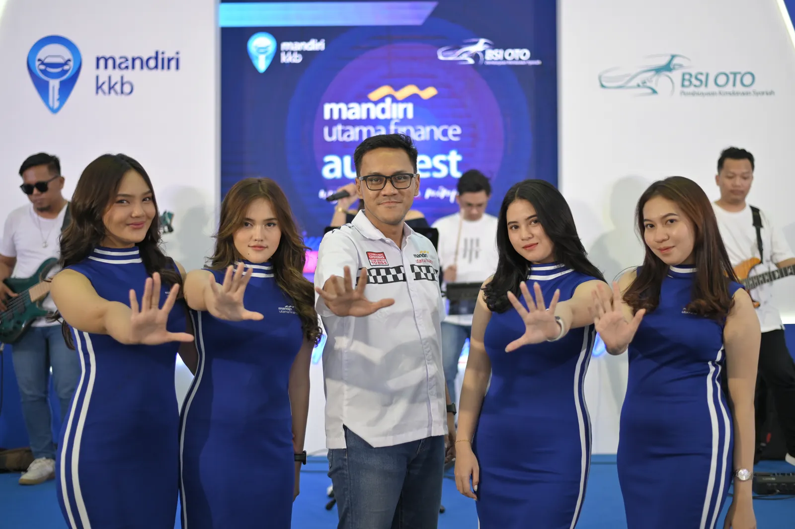 Tim di booth MUF Auto Fest